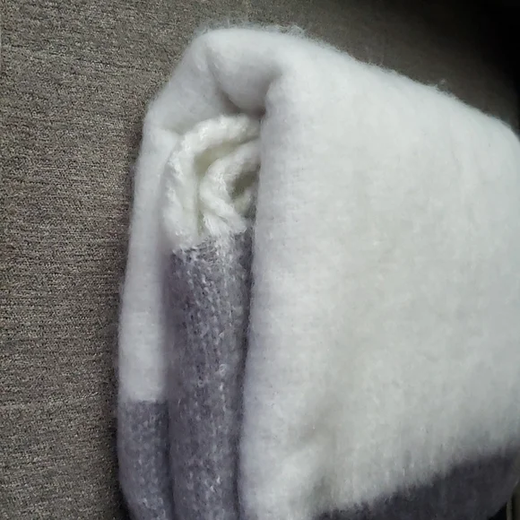 Banana Republic 50" x 60" Soft Blanket NWT Gray White - Picture 12 of 13